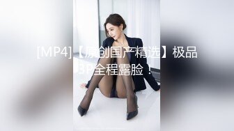 美女自拍居家在板凳上刮毛前后展示