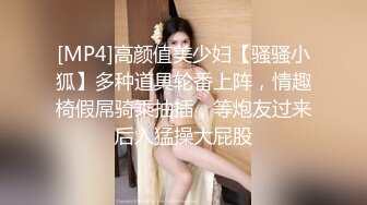 手机拍摄女友洗澡让她转过脸来问她装什么逼